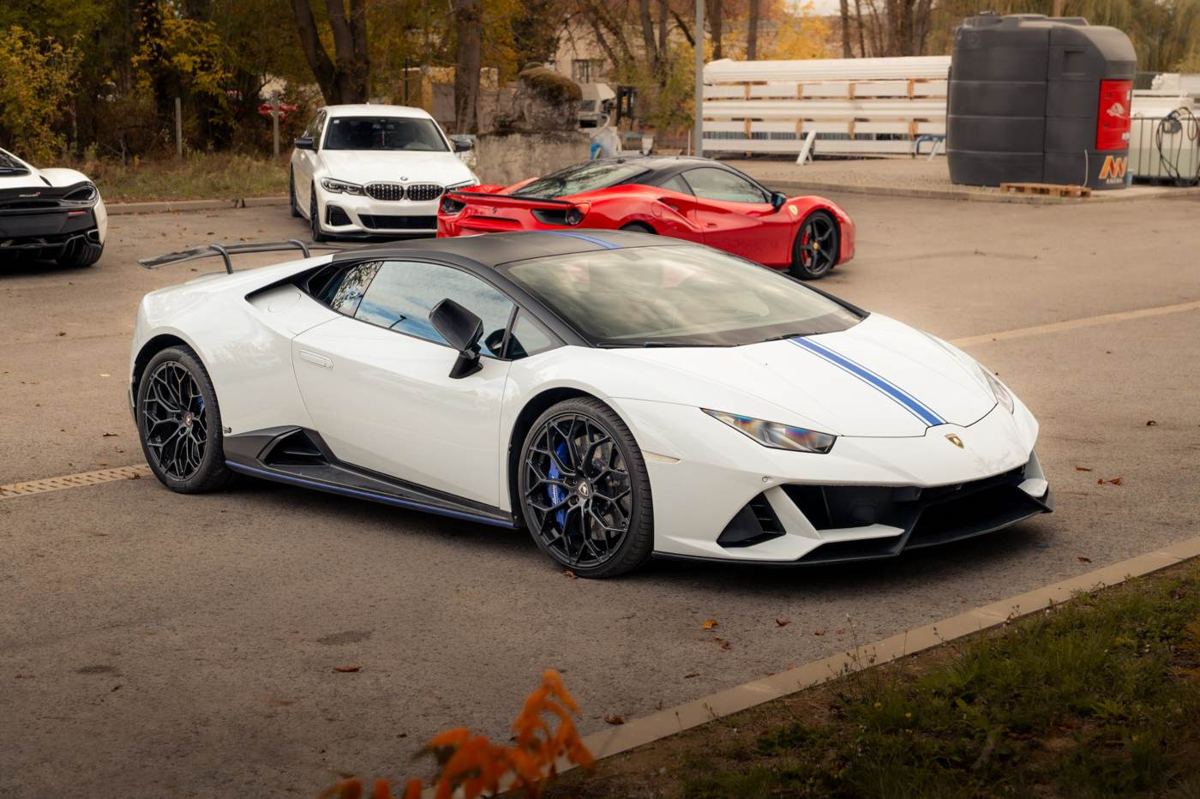 White Lamborghini Huracán EVO