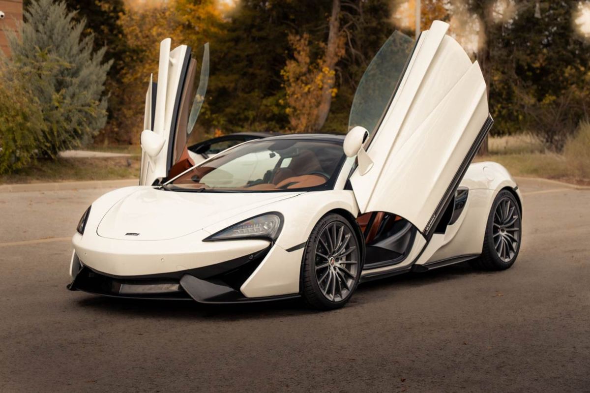 White McLaren 570GT